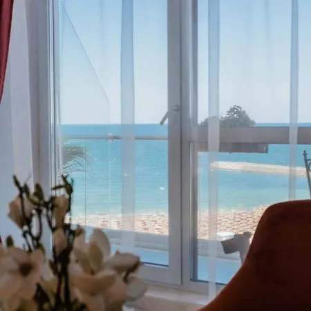 Tudors Lakeview Apartment Mamaia