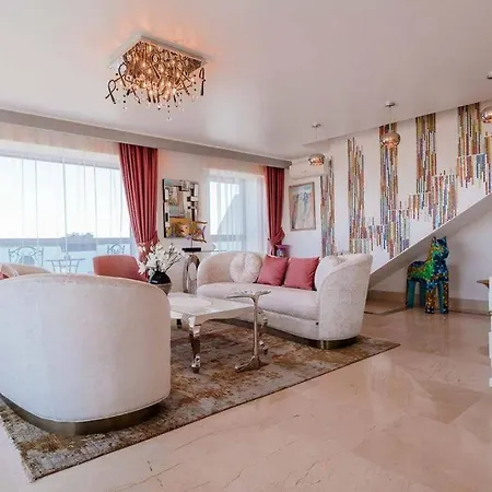 Tudors Lakeview Apartment