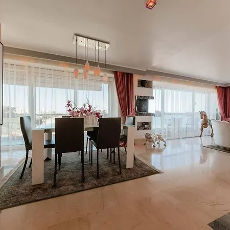Tudors Lakeview Mamaia