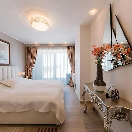 Tudors Lakeview Apartment Mamaia