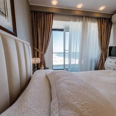 Tudors Lakeview Mamaia
