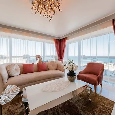 Tudors Lakeview Apartment *