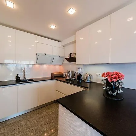 Apartment Tudors Lakeview *
