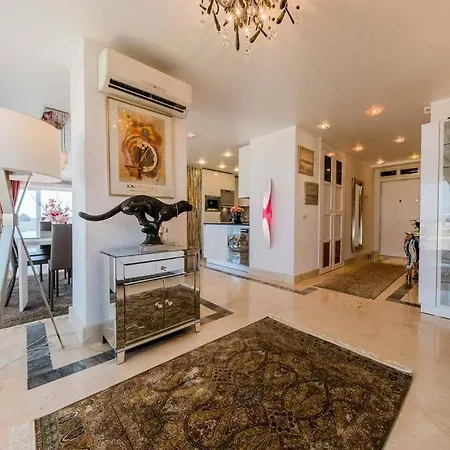 Apartment Tudors Lakeview