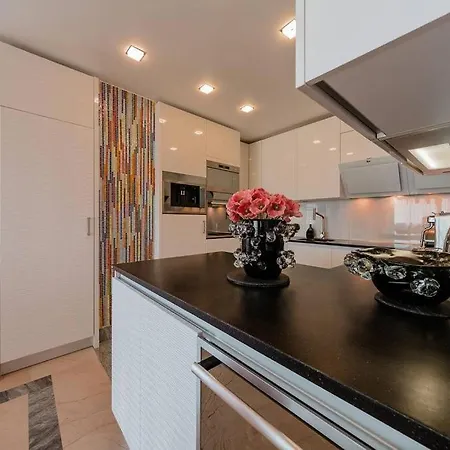 Apartment Tudors Lakeview Mamaia