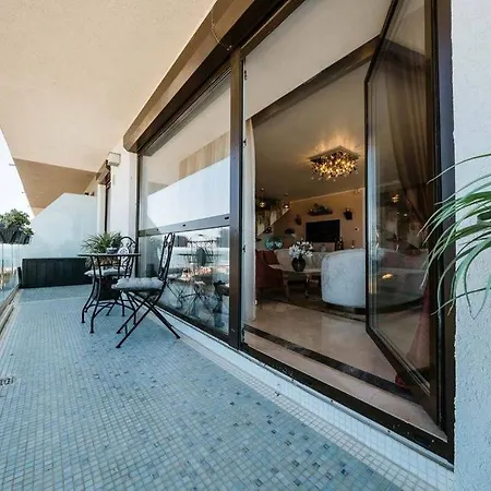 Tudors Lakeview Apartment *